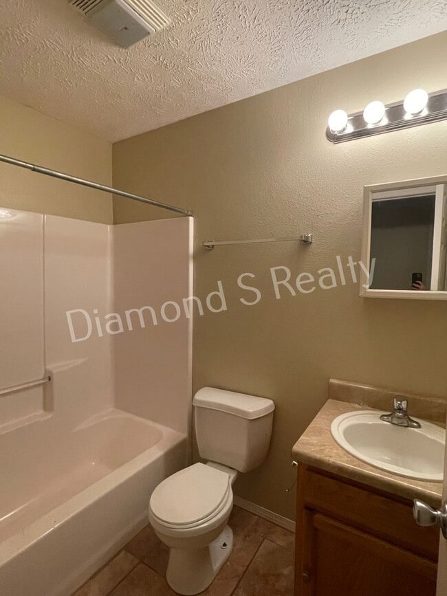Building Photo - 3 Bedroom Duplex Available!