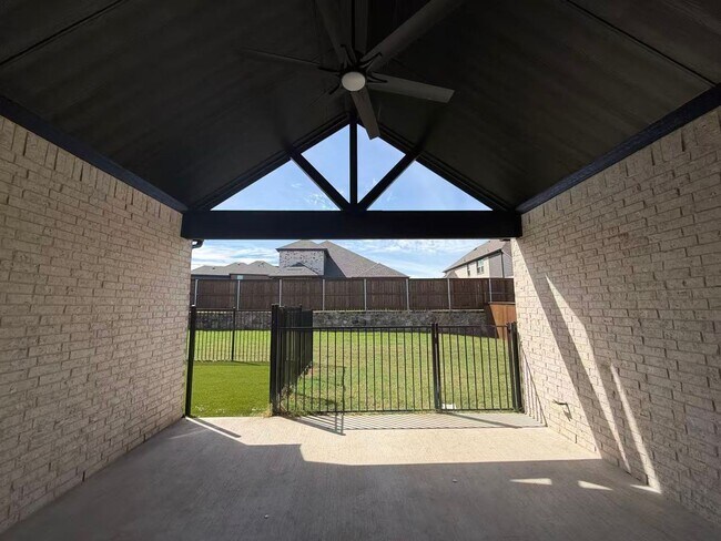 Building Photo - Move-in ready and like-new! Washer, dryer, and refrigerator Included.