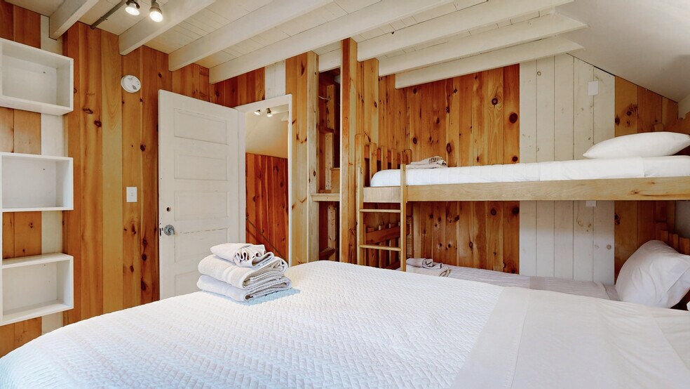 Building Photo - 42 Evergreen Ave