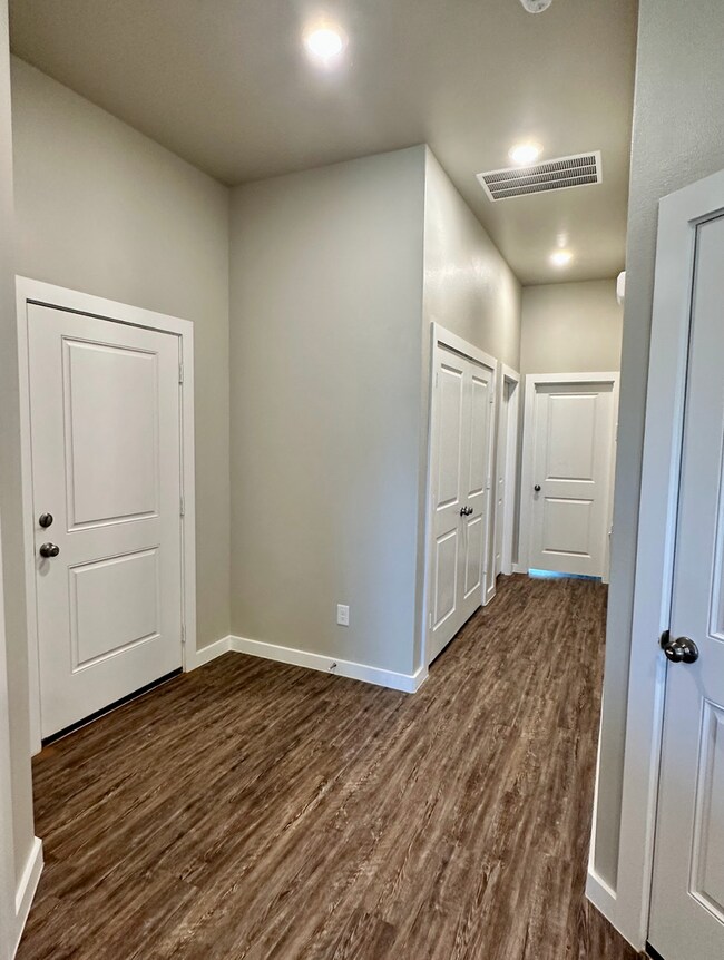 Building Photo - Stylish and Modern 3-Bedroom Duplex for Rent in Desirable Harvest Neighborhood