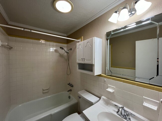 Building Photo - Cozy 1BD, 1BA Near Downtown Raleigh House with Fenced Yard