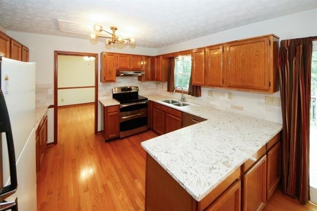 Building Photo - 930 Mountain Top Dr NE