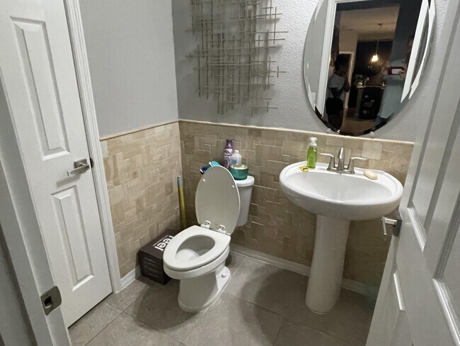 Building Photo - 775 Maple Leaf Loop