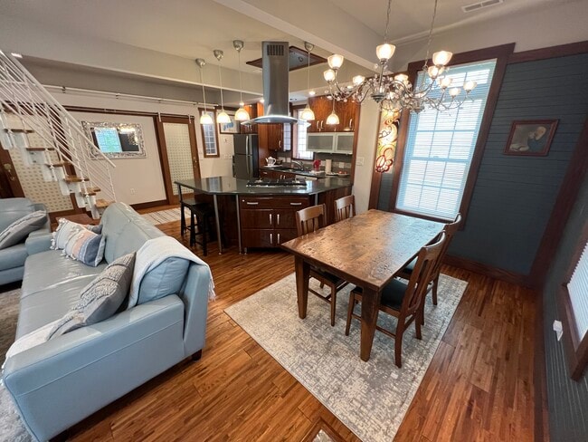 Building Photo - 1003 Court St