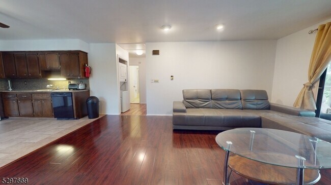 Building Photo - 368 Lake Shore S