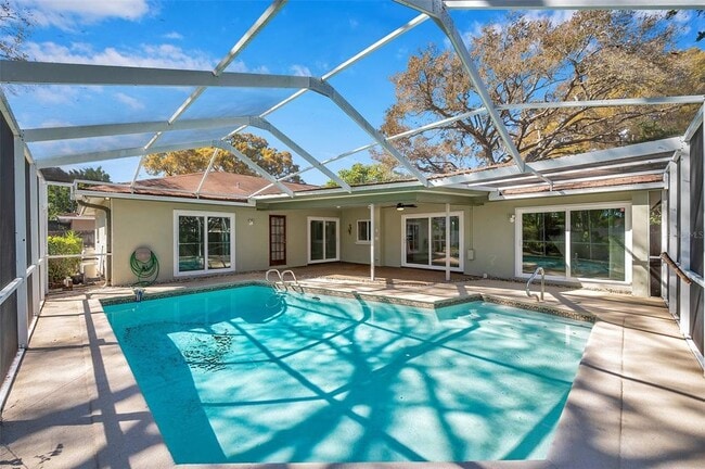 Building Photo - 8789 Maplewood Rd