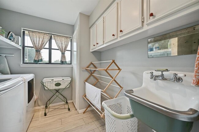 Building Photo - 9209 Rock Way Dr