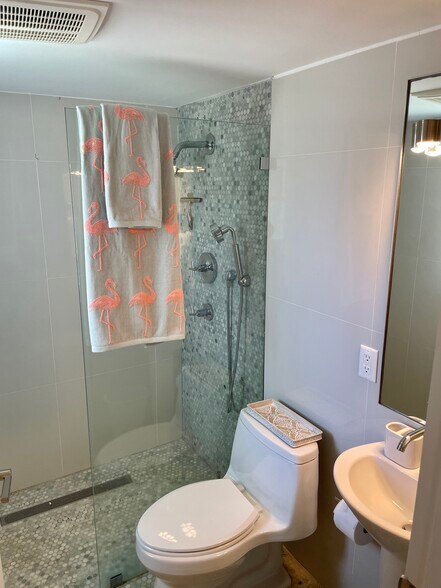 King Size Bathroom - 1202 Palm Trl