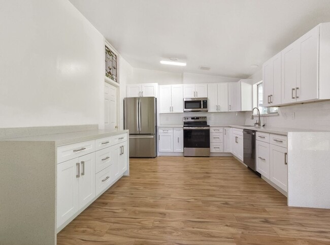 Building Photo - New Kitchen!! Beautiful family home w/extra room/close MS,Trader Joe's, and highway