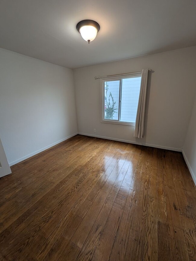 Building Photo - 702 43rd Ave