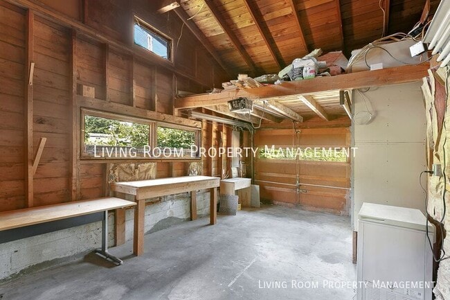 Building Photo - 6601 SW Canyon Dr