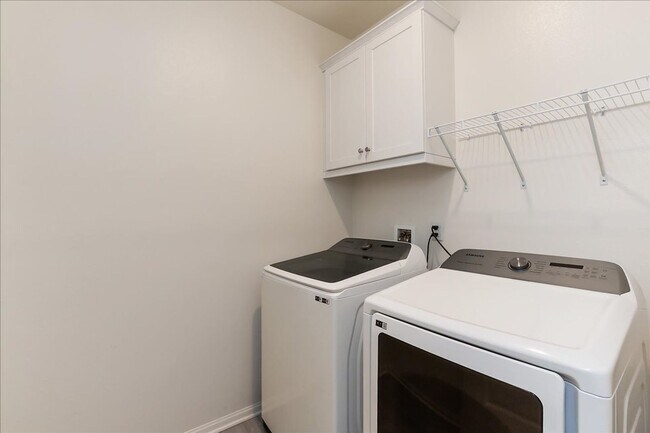 Building Photo - Charming 3-Bedroom Home on Golf Course in ...