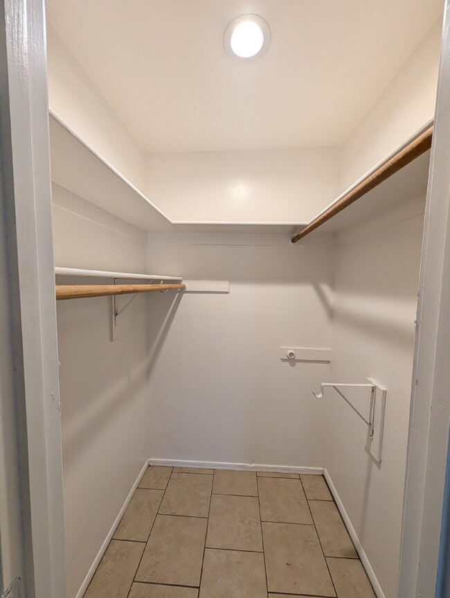 Building Photo - 2 Bedroom with private fenced yard!