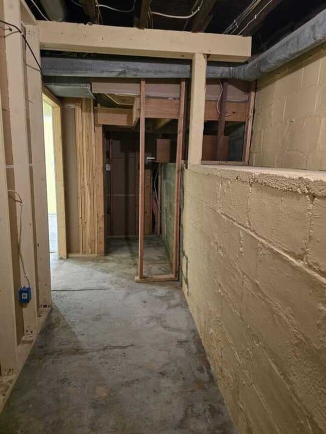 Building Photo - 312 W 9th St