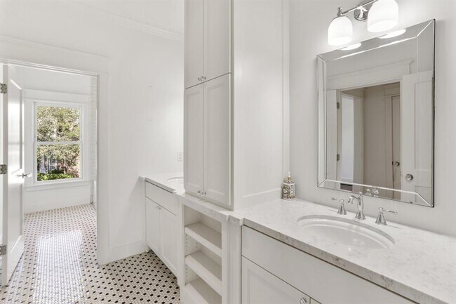 Building Photo - 1548 Cortlandt St