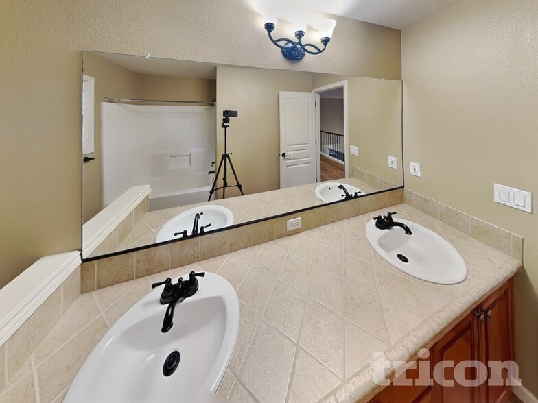 Building Photo - 29261 SW Charlotte Ln