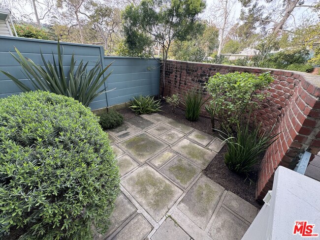 Building Photo - 5259 1/2 Village Green