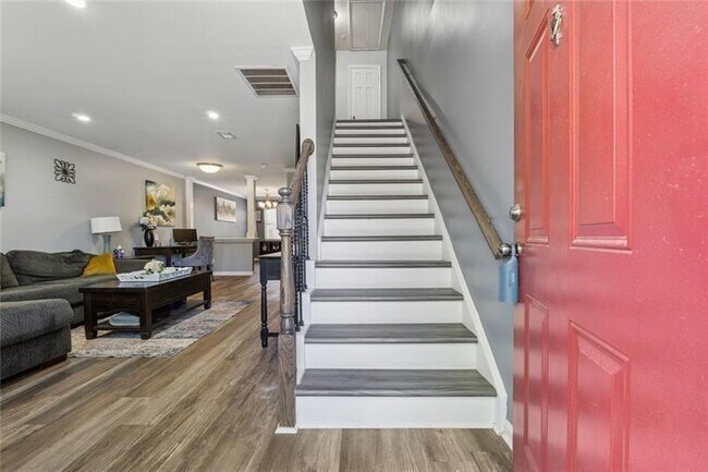 Building Photo - 135 N River Dr