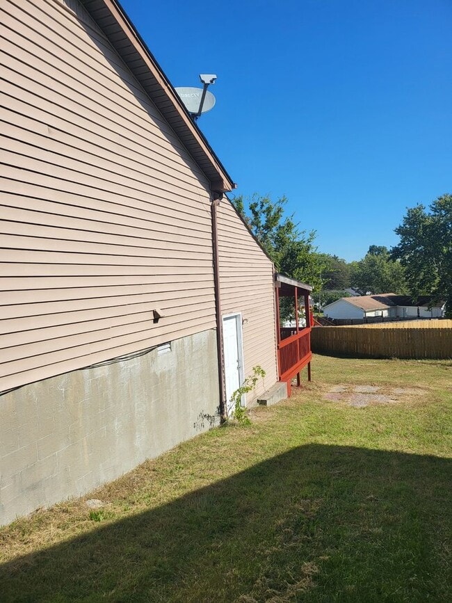 Building Photo - Nice three bedroom with bonus room in Laverne