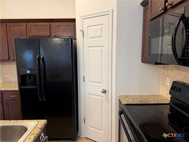 Building Photo - 8016 Bridgepointe Dr