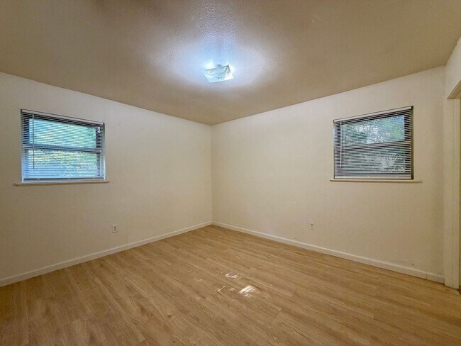Building Photo - 5043 Inwood Dr