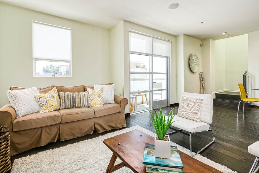 Building Photo - 257 S Hudson Ave