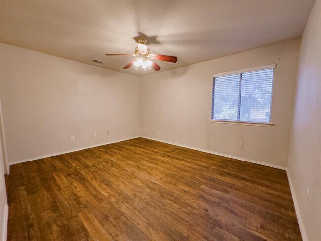 Building Photo - 320 Peanut Dr