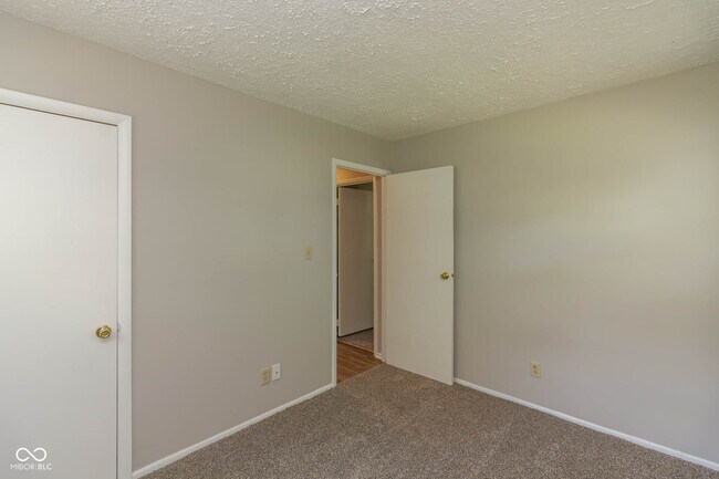 Building Photo - 9 Greenbriar Ln