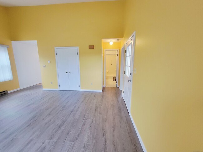 Building Photo - 96 Valley Dr