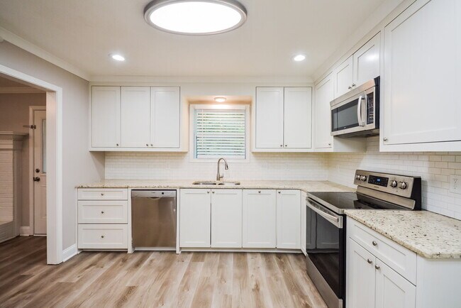 Building Photo - 1407 Hillside Pl SE