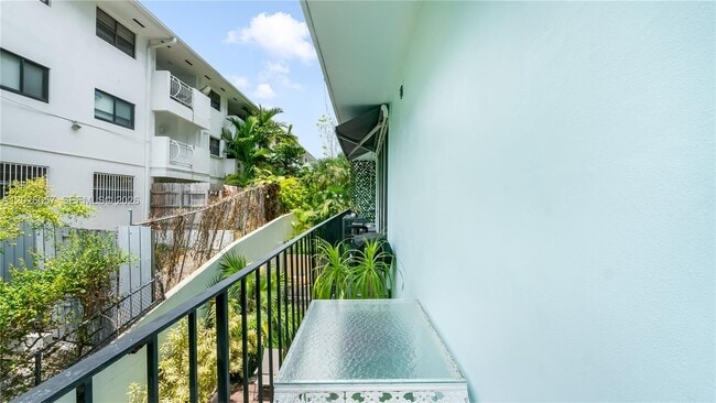 Building Photo - 2539 S Bayshore Dr