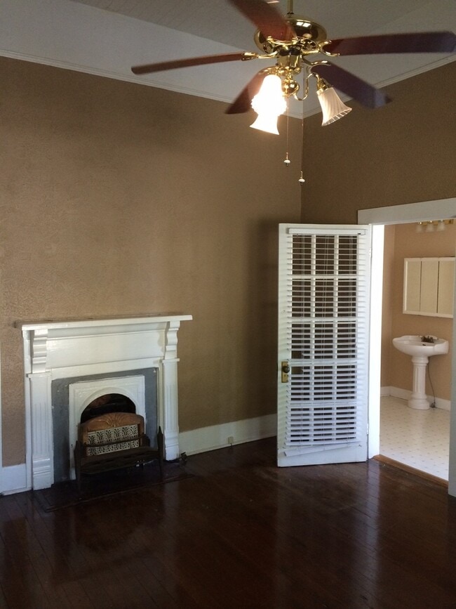 Building Photo - 3 bedroom, 2 bath Historic Home Near Downt...
