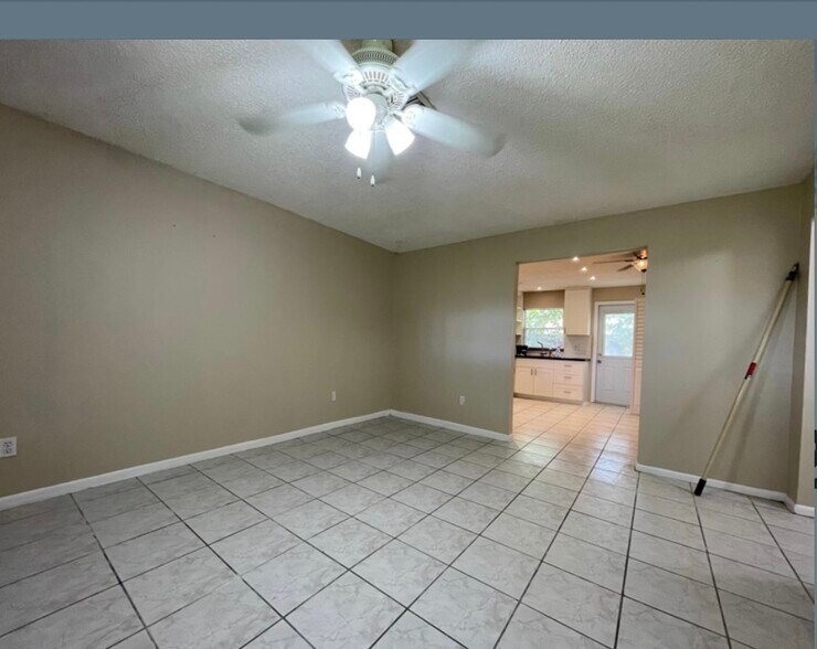 Building Photo - 4671 SW 66th Ave