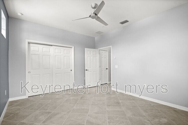 Building Photo - 12000 Santaluz Dr