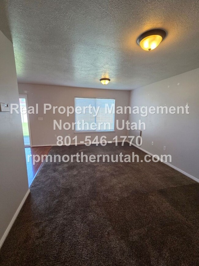 Building Photo - 152 W 2525 N