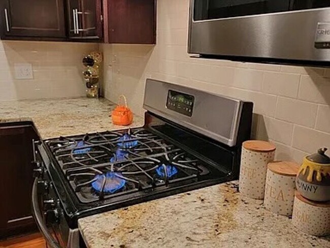 Building Photo - Executive Living at Its Finest — Okemos, MI