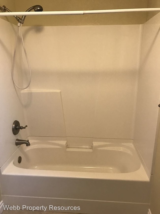 Building Photo - 115 SE 12th Ave