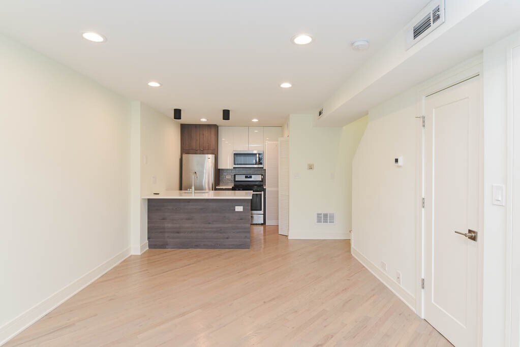 Building Photo - 843 W Grace St