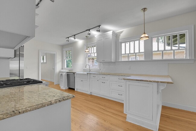 Building Photo - $4,595.95- 4 Bed, 3 Bath Home in Denver with Charming Updates!