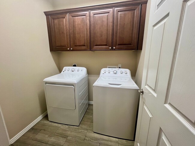Building Photo - 3B/2.5B Spacious Townhome with Fenced Back...