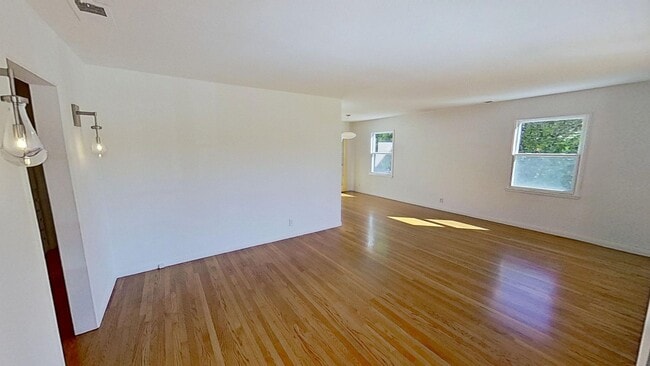 Building Photo - Desirable 3 Bedroom, 2 Bathroom house in S...