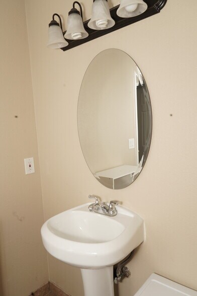 Building Photo - 996 S Zeno Way