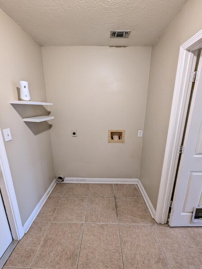 Building Photo - 437 Bridgewater Ct