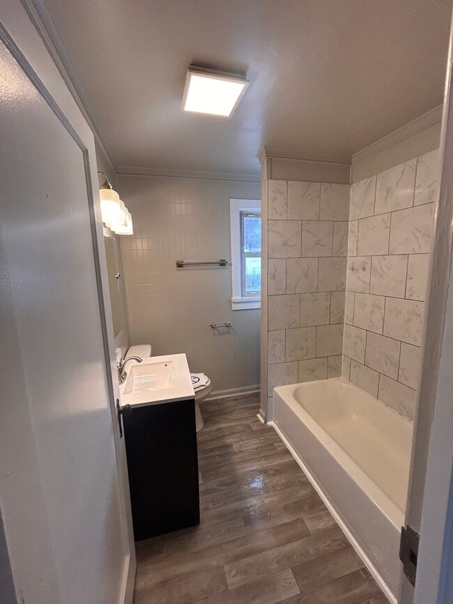 Building Photo - 1633 Kelly Dr