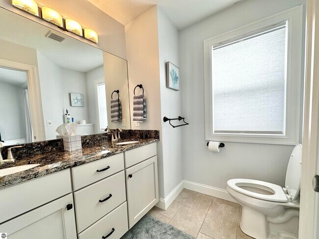 Building Photo - 982 Lake Ridge Dr