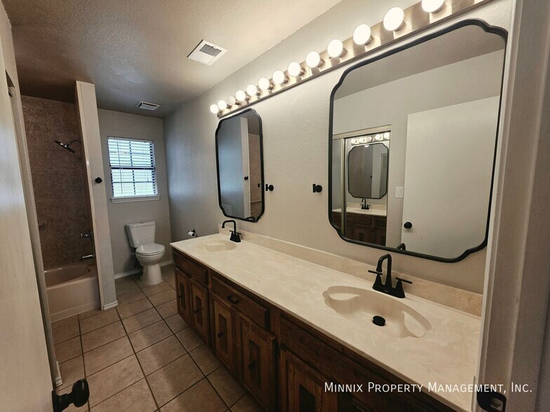 Building Photo - 3826 Nassau Dr