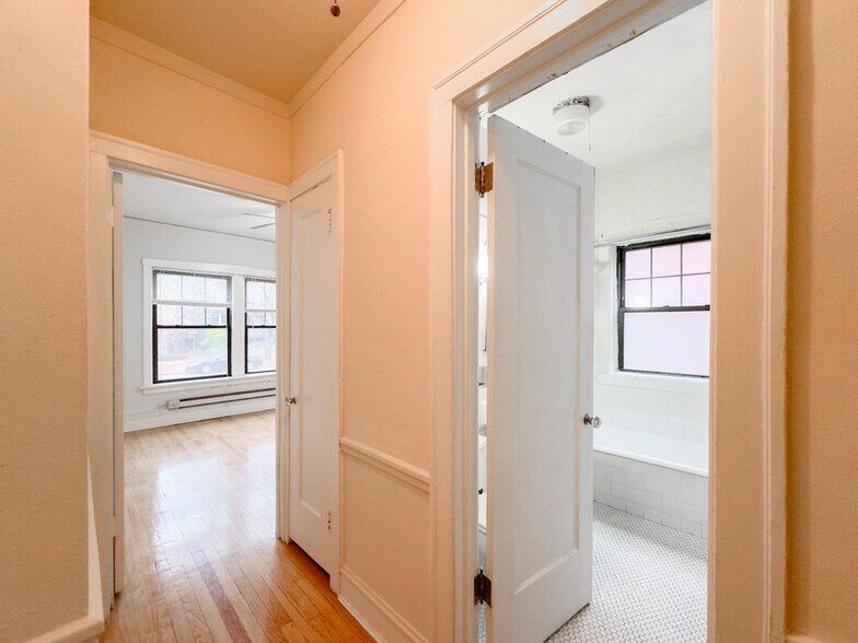Building Photo - 1238 Oak Ave