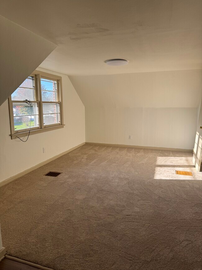 Building Photo - 218 Pine Tree Ave