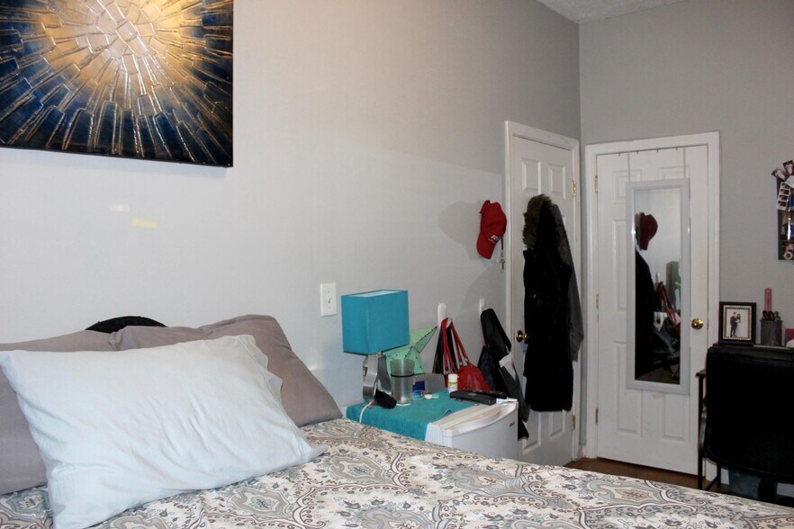 Building Photo - 65 Park Dr