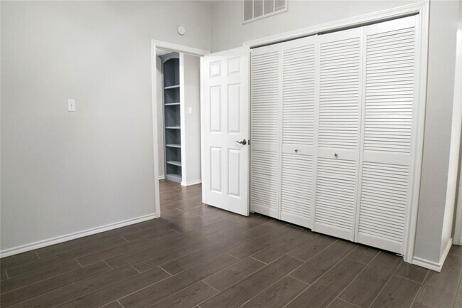 Building Photo - Newly Renovated Two Bedroom Condo in Oak Lawn